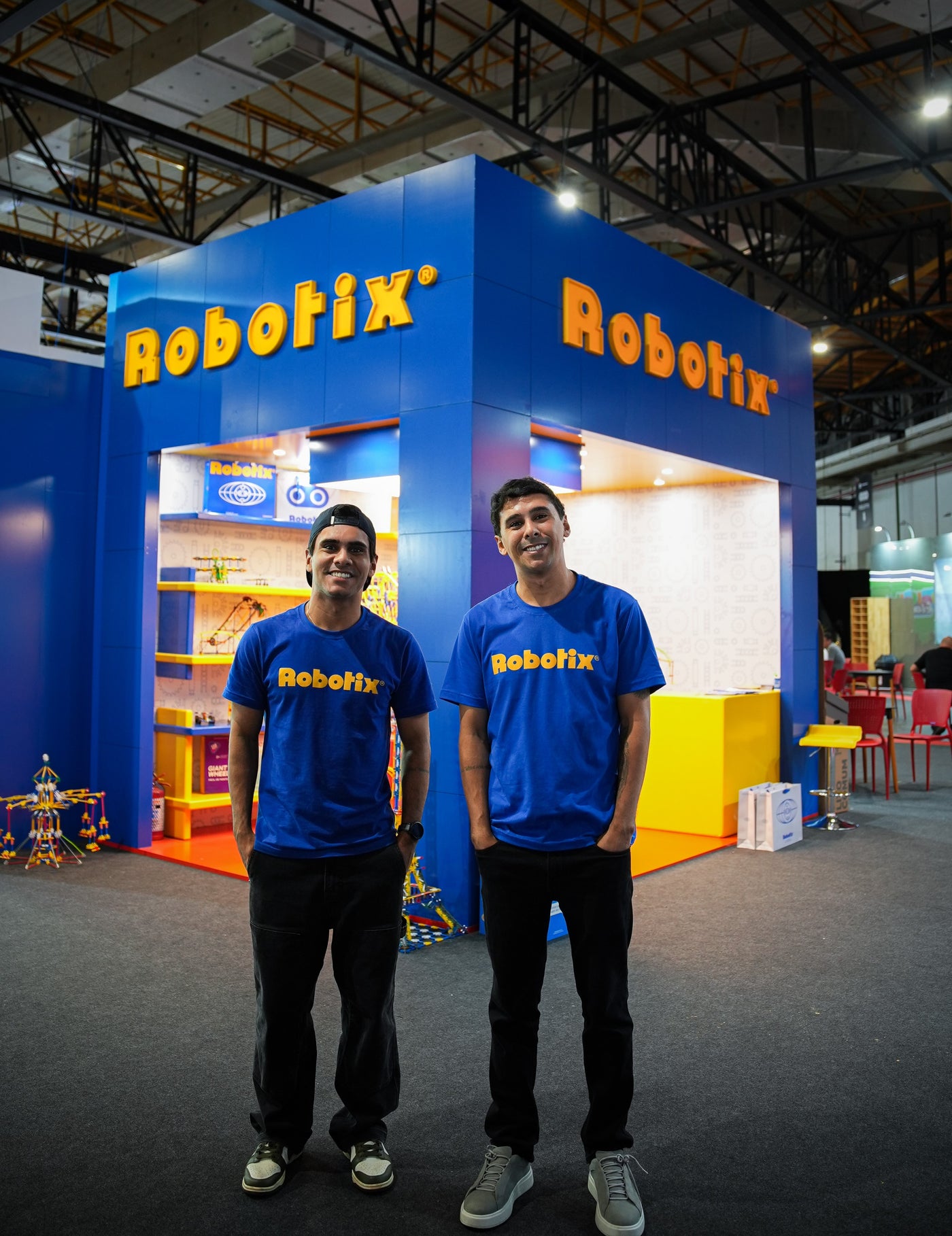Equipe Robotix no estande da marca