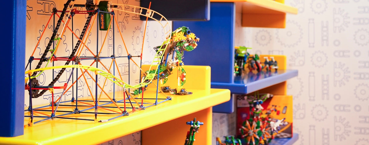 Estante Robotix com montanha-russa, dinossauros e carrossel montados